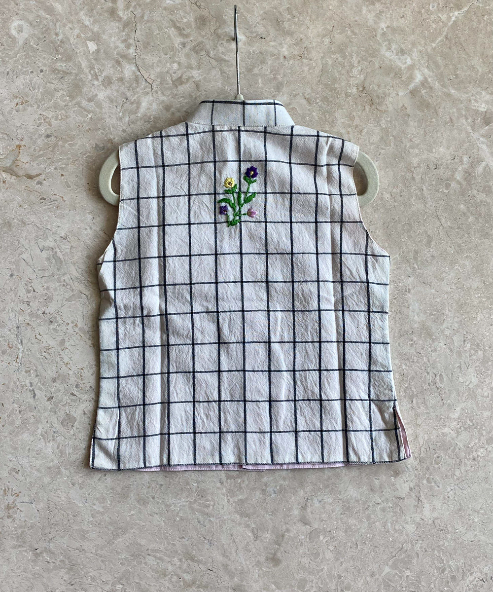 Embroidered white checks bandi